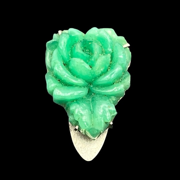 Jewelry - Green carved flower rose shaped stone silver tone vintage dress clip antique